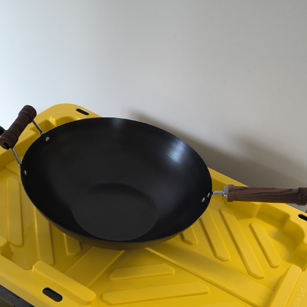 14 in Croftan Black Carbon Steel Wok with Wooden Handle - Versatile Stir-Fry Pan